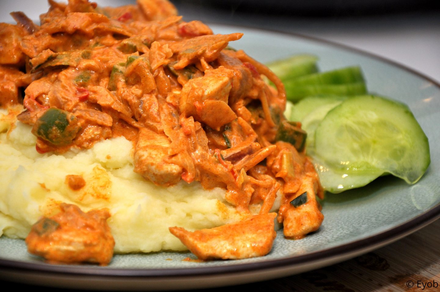 Pittige curry met Thaise groente en aardappelpuree