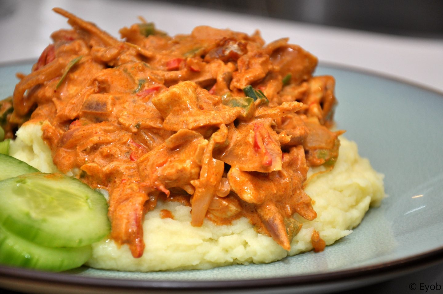 Pittige curry met Thaise groente en aardappelpuree
