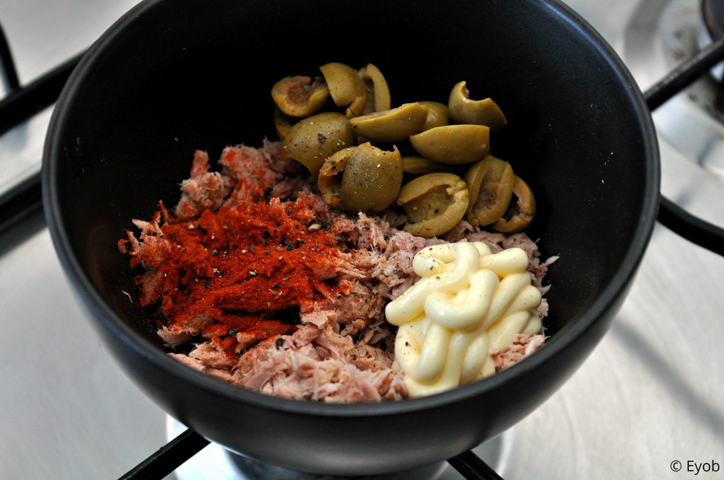 Geroosterd broodje met tonijnsalade, paprikapoeder en avocado