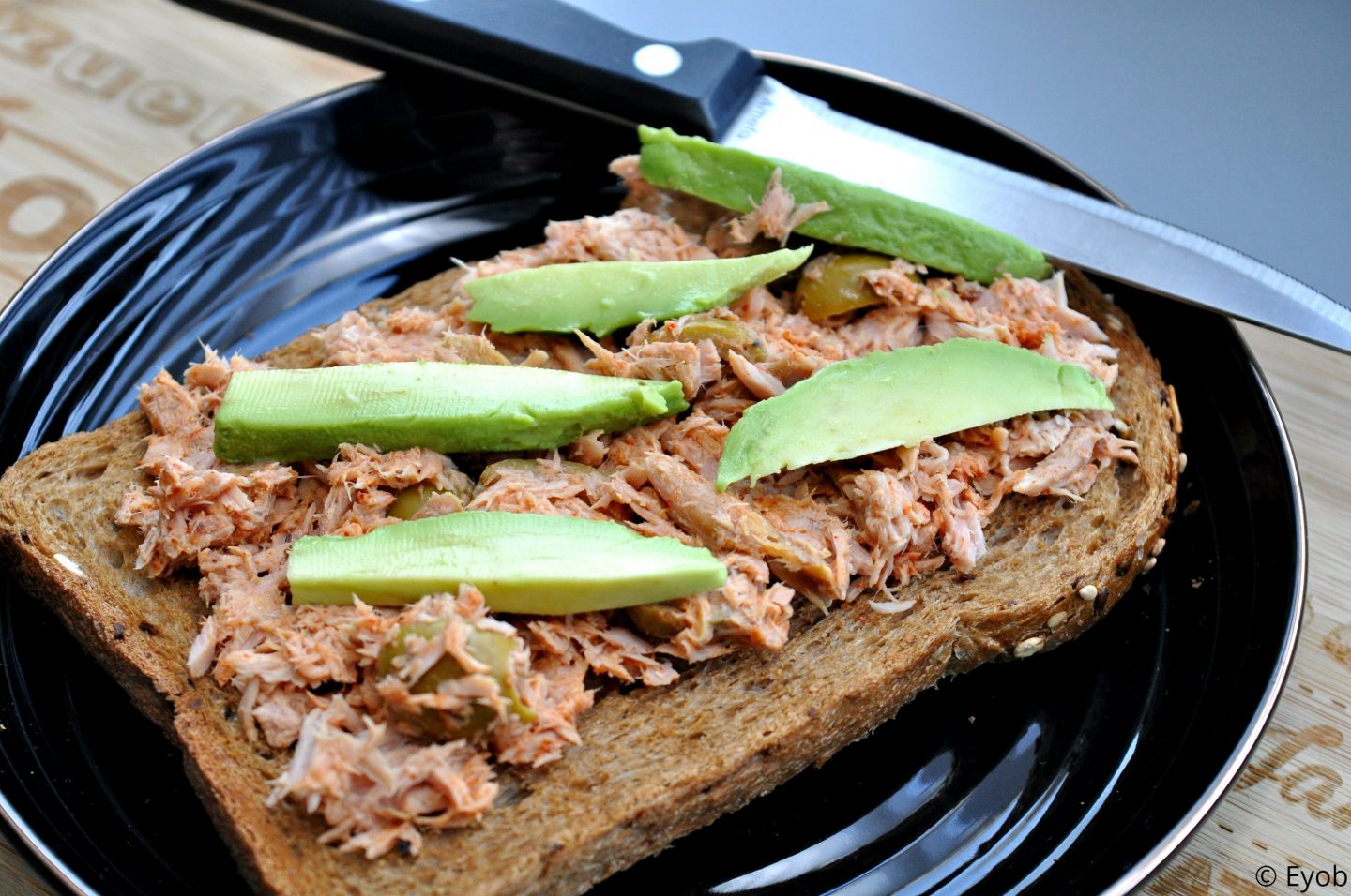 Geroosterd broodje met tonijnsalade, paprikapoeder en avocado