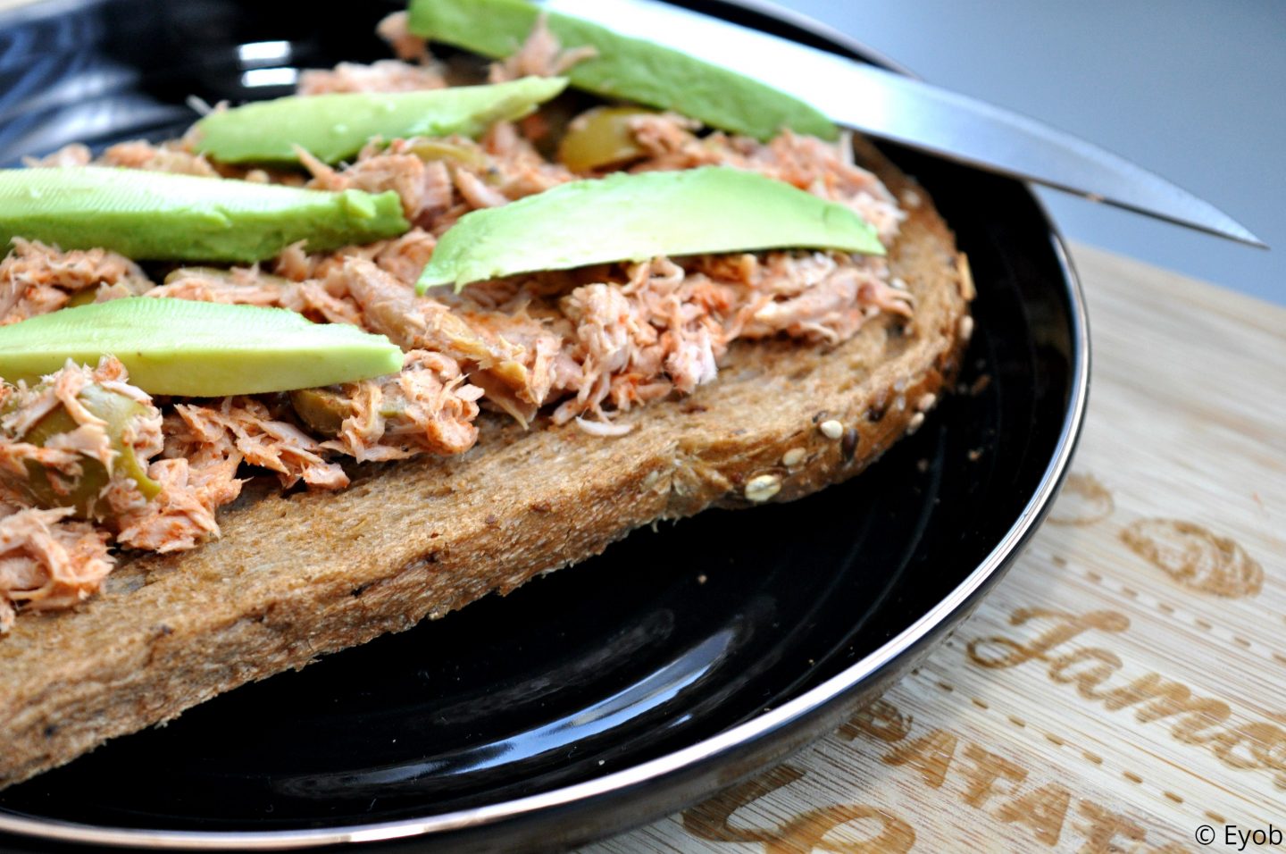 Geroosterd broodje met tonijnsalade, paprikapoeder en avocado