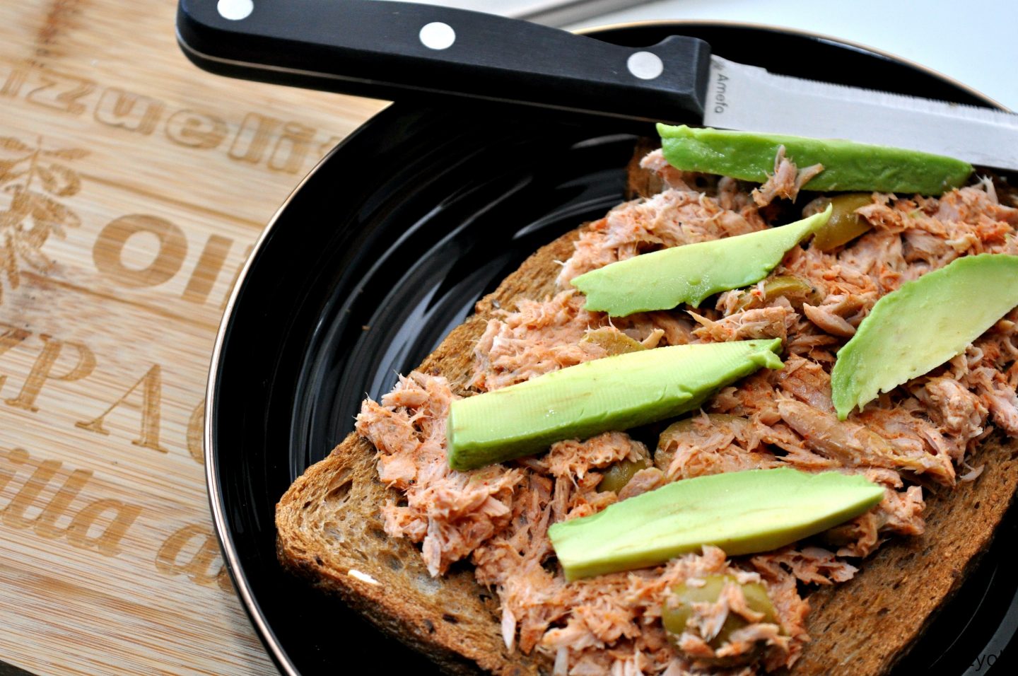 Geroosterd broodje met tonijnsalade, paprikapoeder en avocado