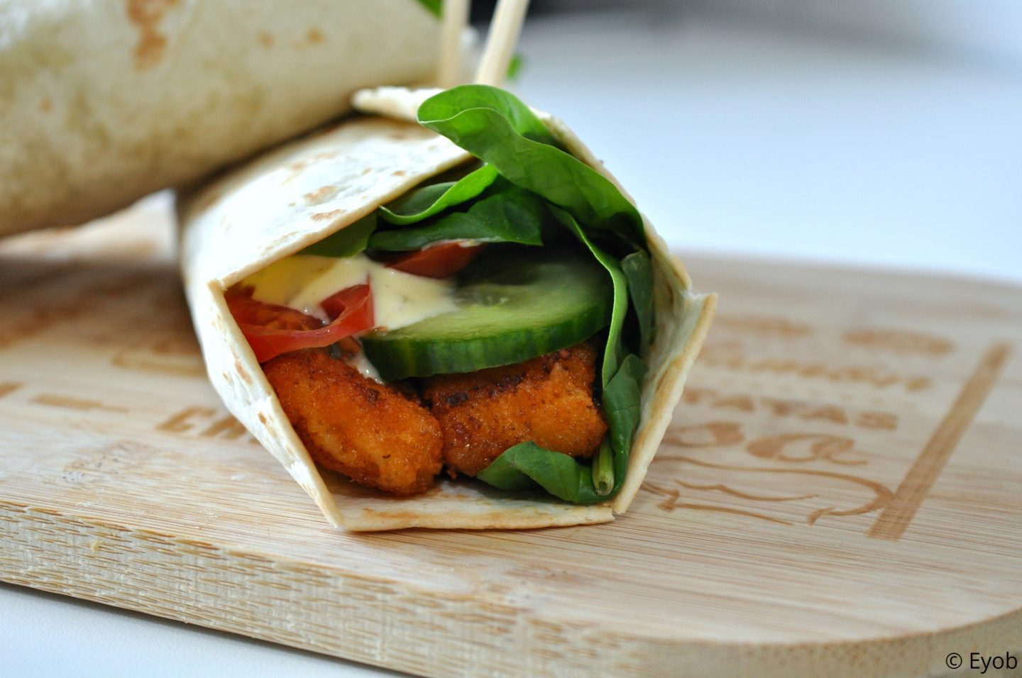 Gevulde wrap met vissticks, spinazie en ravigotesaus