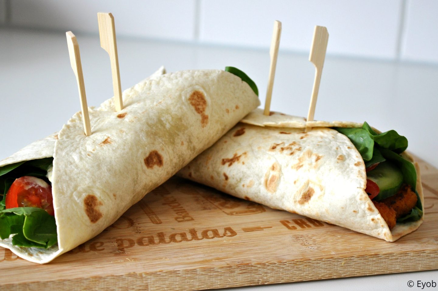 Gevulde wrap met vissticks, spinazie en ravigotesaus
